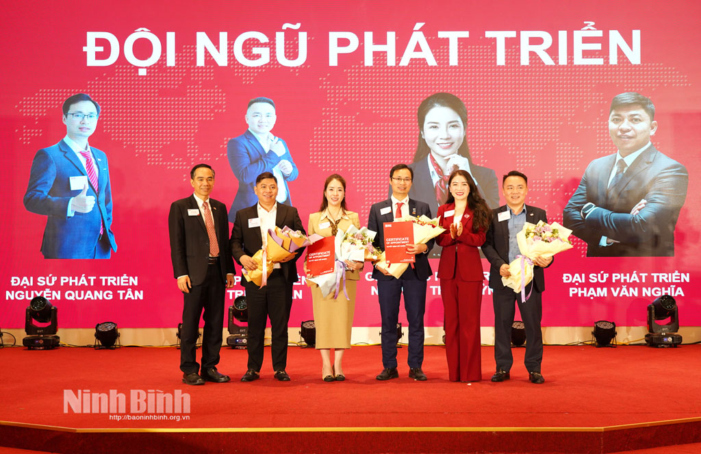 Lãnh đạo BNI Việt Nam trao các quyết định bổ nhiệm nhân sự cho đội ngũ phát triển của BNI Gravity Chapter.
