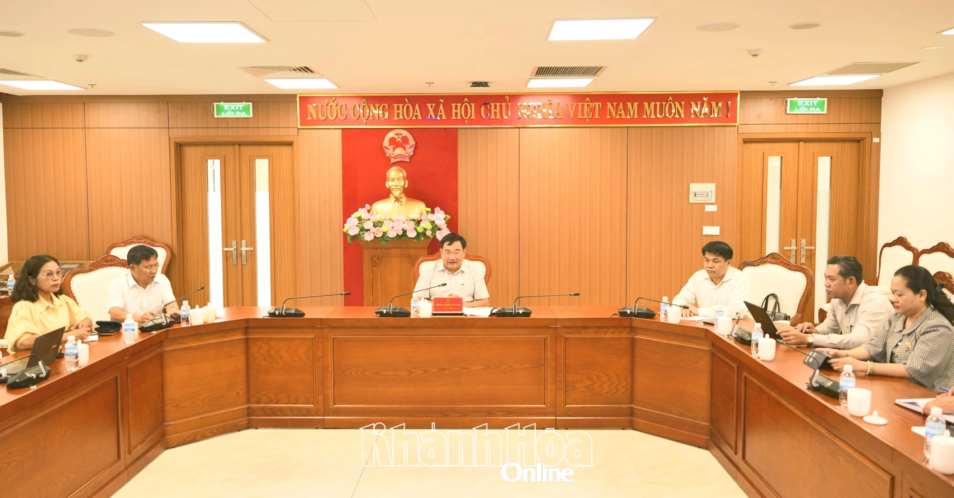 Quang cảnh buổi làm việc.