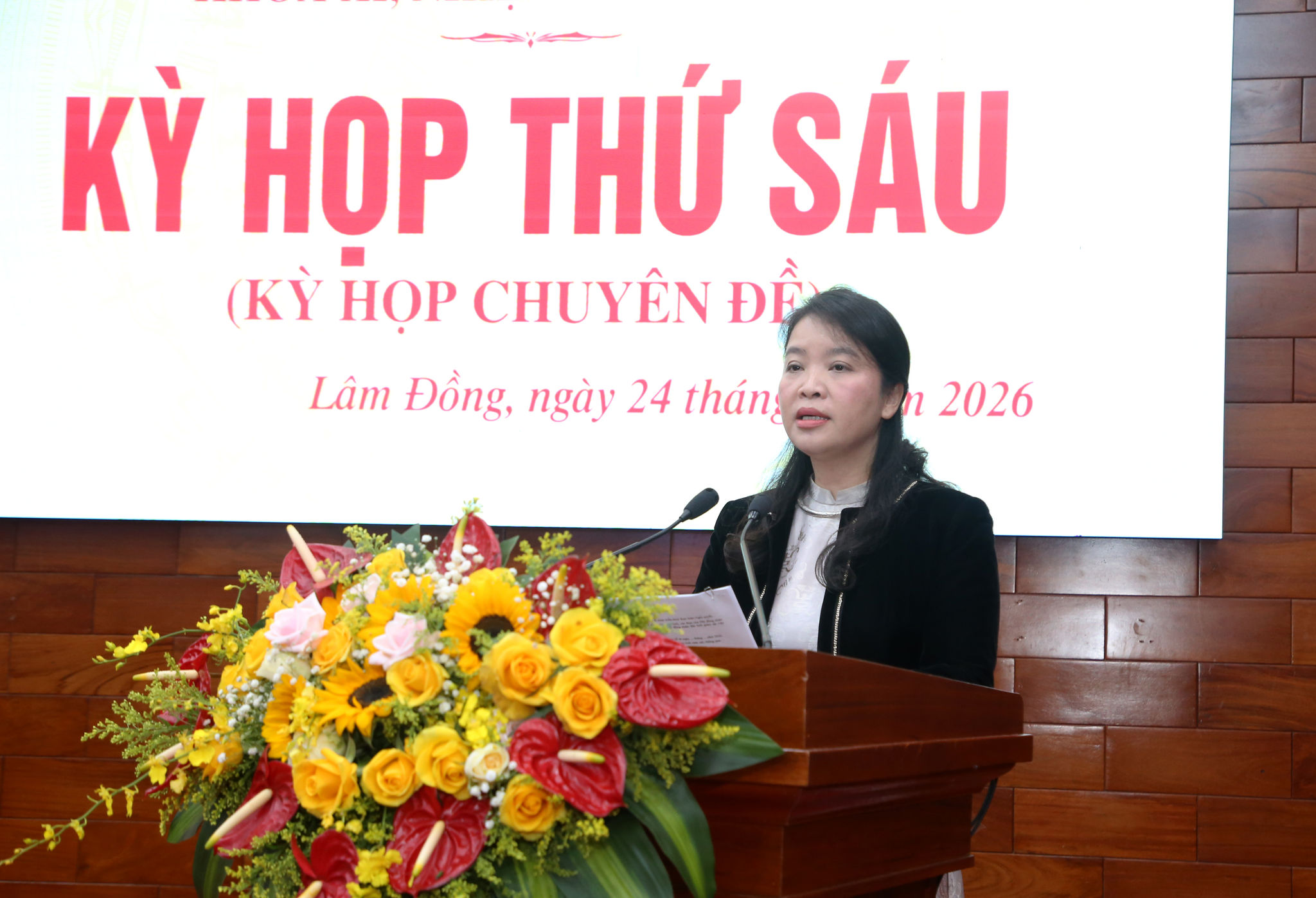 Đồng chí Huỳnh Thị Phương Duyên Giám đốc Sở Y tế Lâm Đồng trình bày tờ trình các dự thảo nghị quyết tại kỳ họp