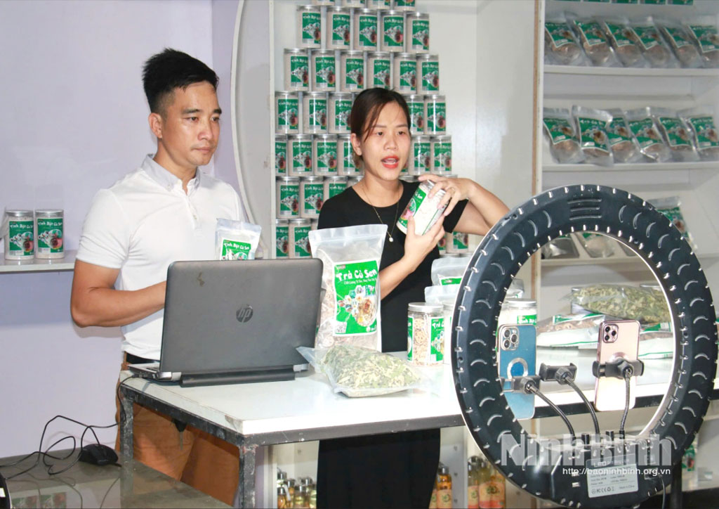 C&ocirc;ng ty cổ phần N&ocirc;ng nghiệp Viagri, x&atilde; Cổ Lễ ch&agrave;o b&aacute;n sản phẩm tr&ecirc;n nền tảng thương mại điện tử.