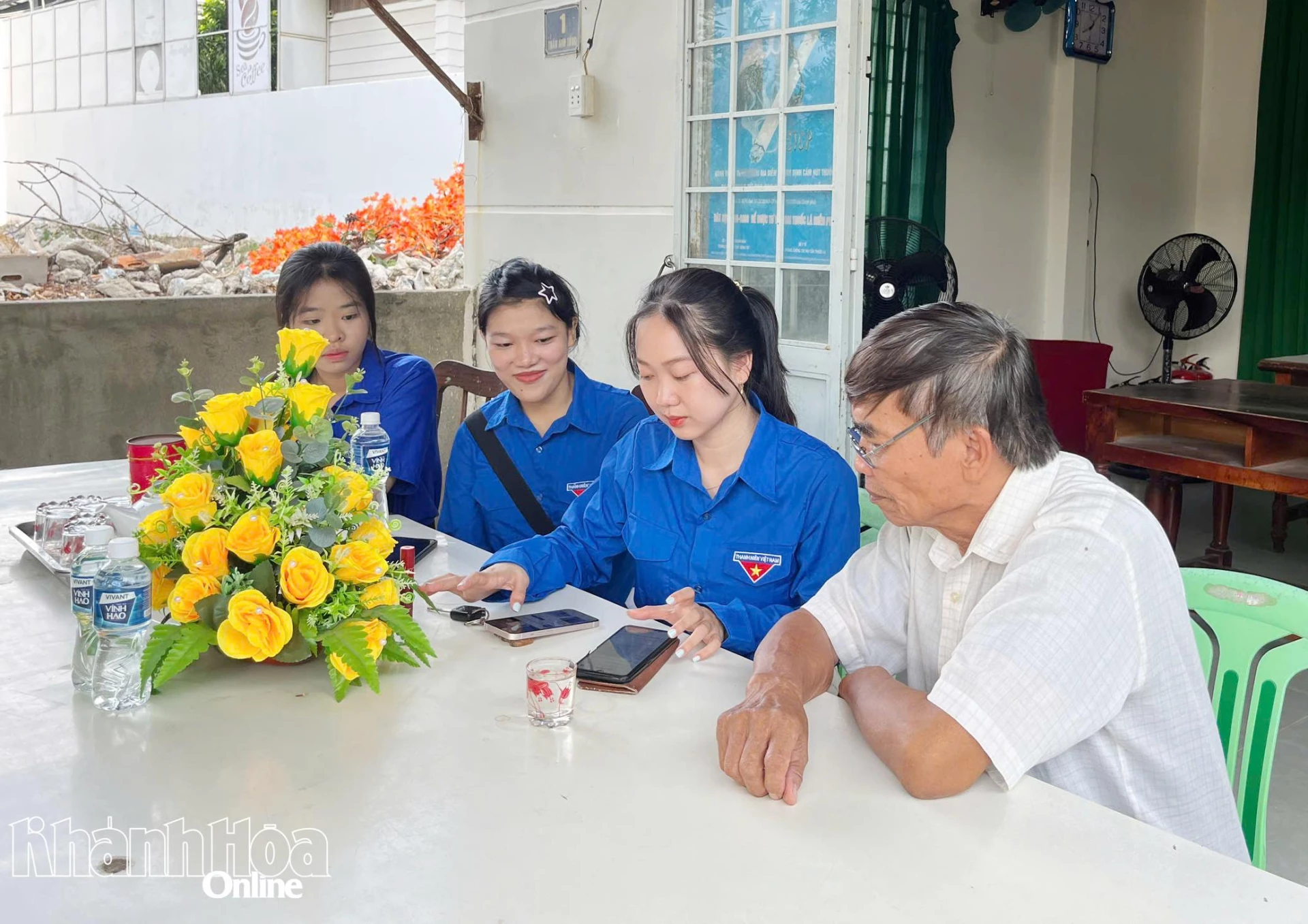 Đoàn viên, thanh niên hướng dẫn, hỗ trợ người dân Tổ dân phố Khánh Hiệp nâng cao kỹ năng số.