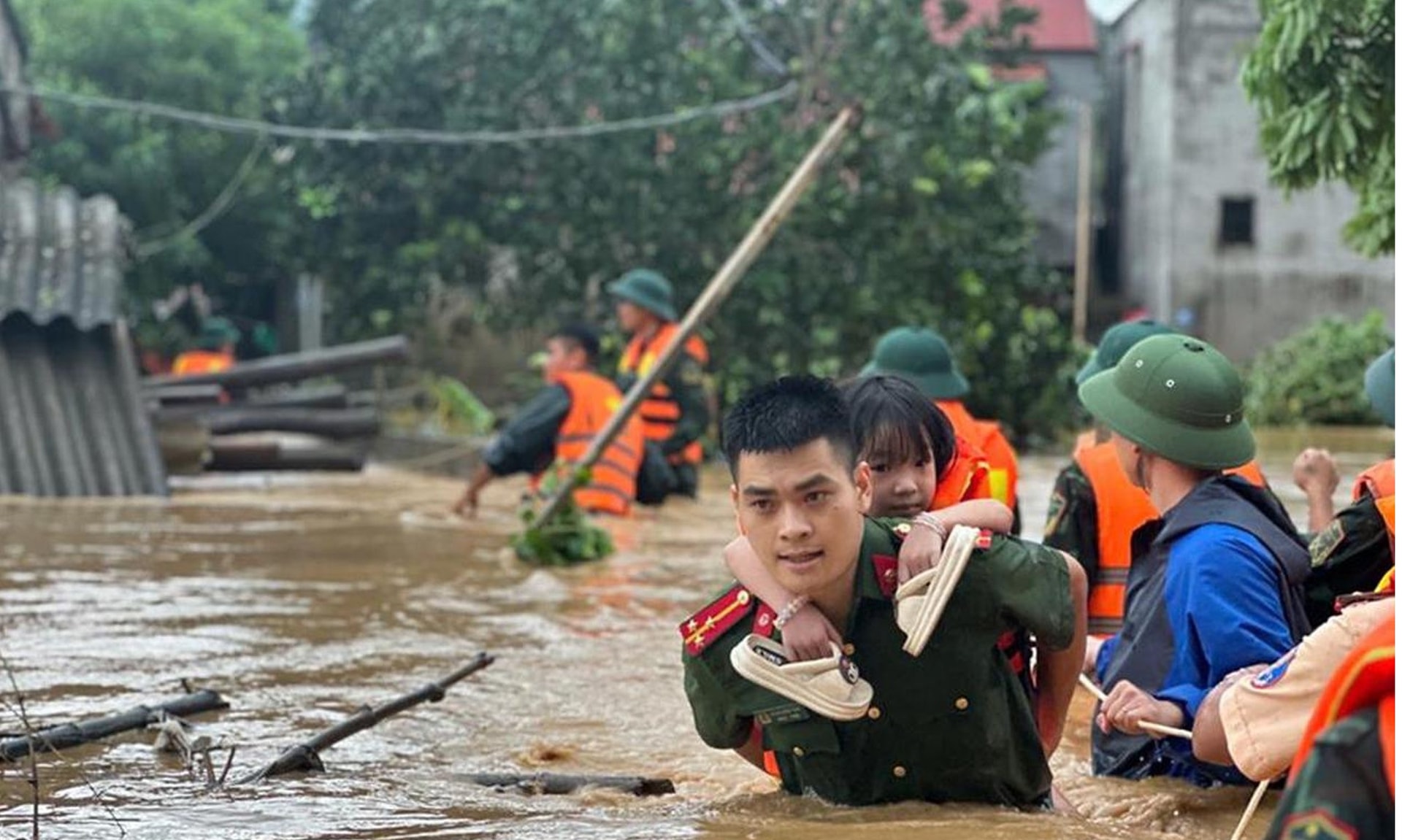 Hình ảnh đẹp của cán bộ, chiến sĩ dầm mình giúp dân trong những bão lũ.