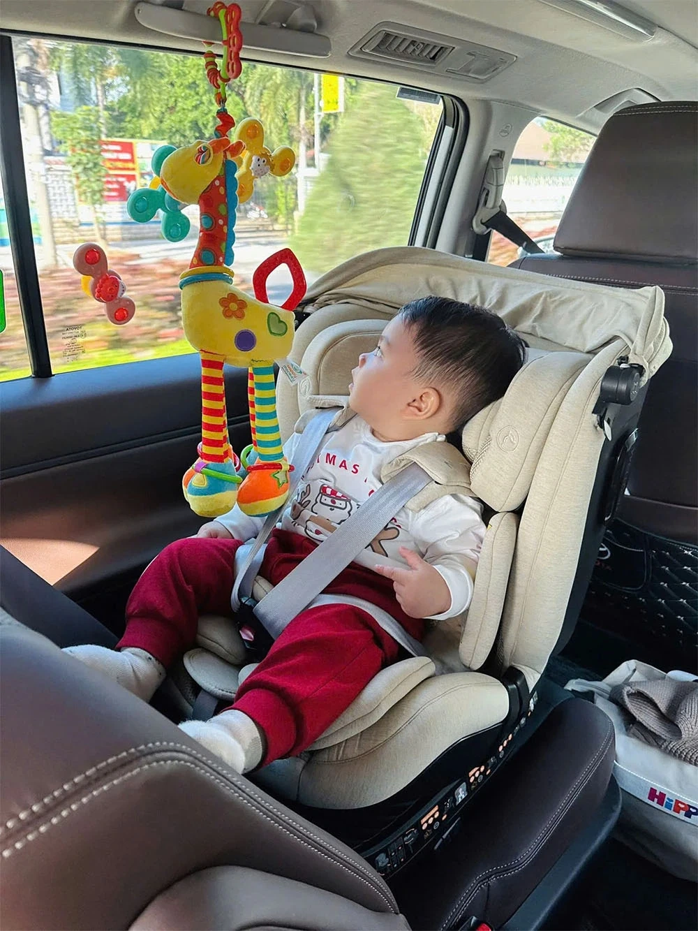 Phụ huynh sốt sắng tìm ghế an toàn ô tô cho trẻ trước khi áp dụng xử phạt