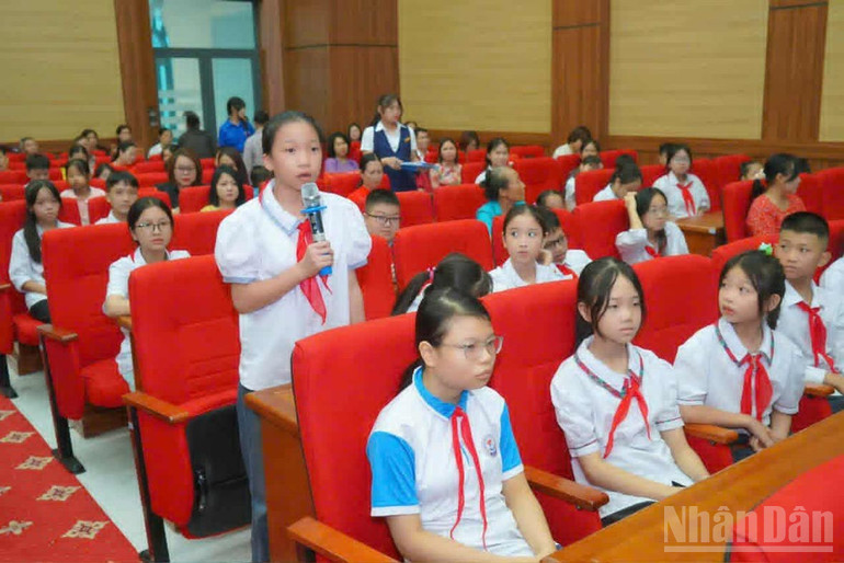 Nhiều vấn đề nóng hổi như bạo lực học đường, giảm thiểu đuối nước, an ninh trên không gian mạng... được các em học sinh phản ánh chia sẻ trong hội nghị đối thoại. ndo_br_2.jpg