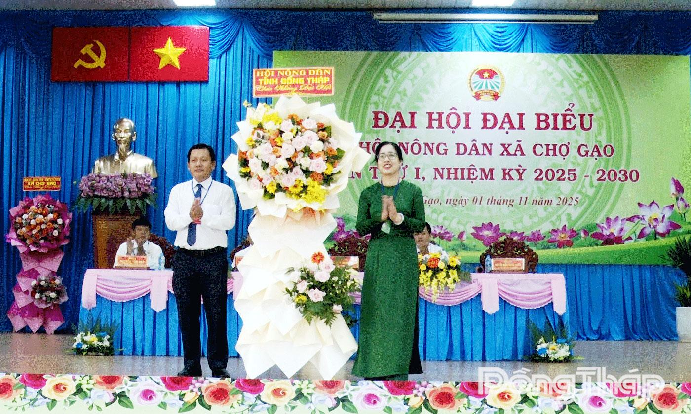 Hội Nông dân tỉnh tặng hoa chúc mừng Đại hội.