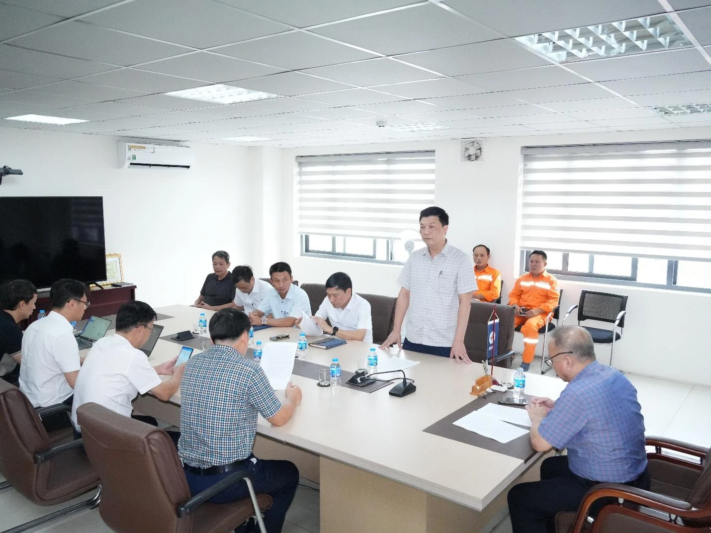 Phó Tổng Giám đốc EVNNPC Vũ Anh Phương kiểm tra công tác ứng phó cơn bão số 5 tại Thanh Hóa