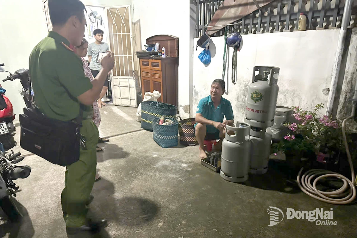 Lực lượng công an kiểm tra tại cơ sở sang chiết gas của ông P.V.T. Ảnh: CTV