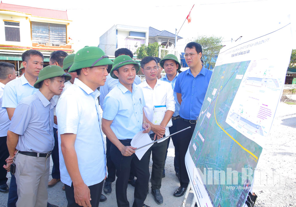 Đồng chí Phó Chủ tịch UBND tỉnh Nguyễn Cao Sơn kiểm tra Dự án Xây dựng tuyến đường huyện nối từ đê tả Đáy đến đường 57B.