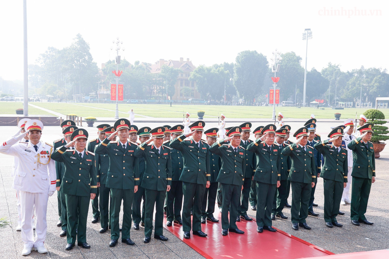 Kỷ niệm 79 năm Ngày Thương binh-Liệt sĩ: Lãnh đạo Đảng, Nhà nước tưởng niệm các Anh hùng liệt sĩ và viếng Chủ tịch Hồ Chí Minh- Ảnh 8.