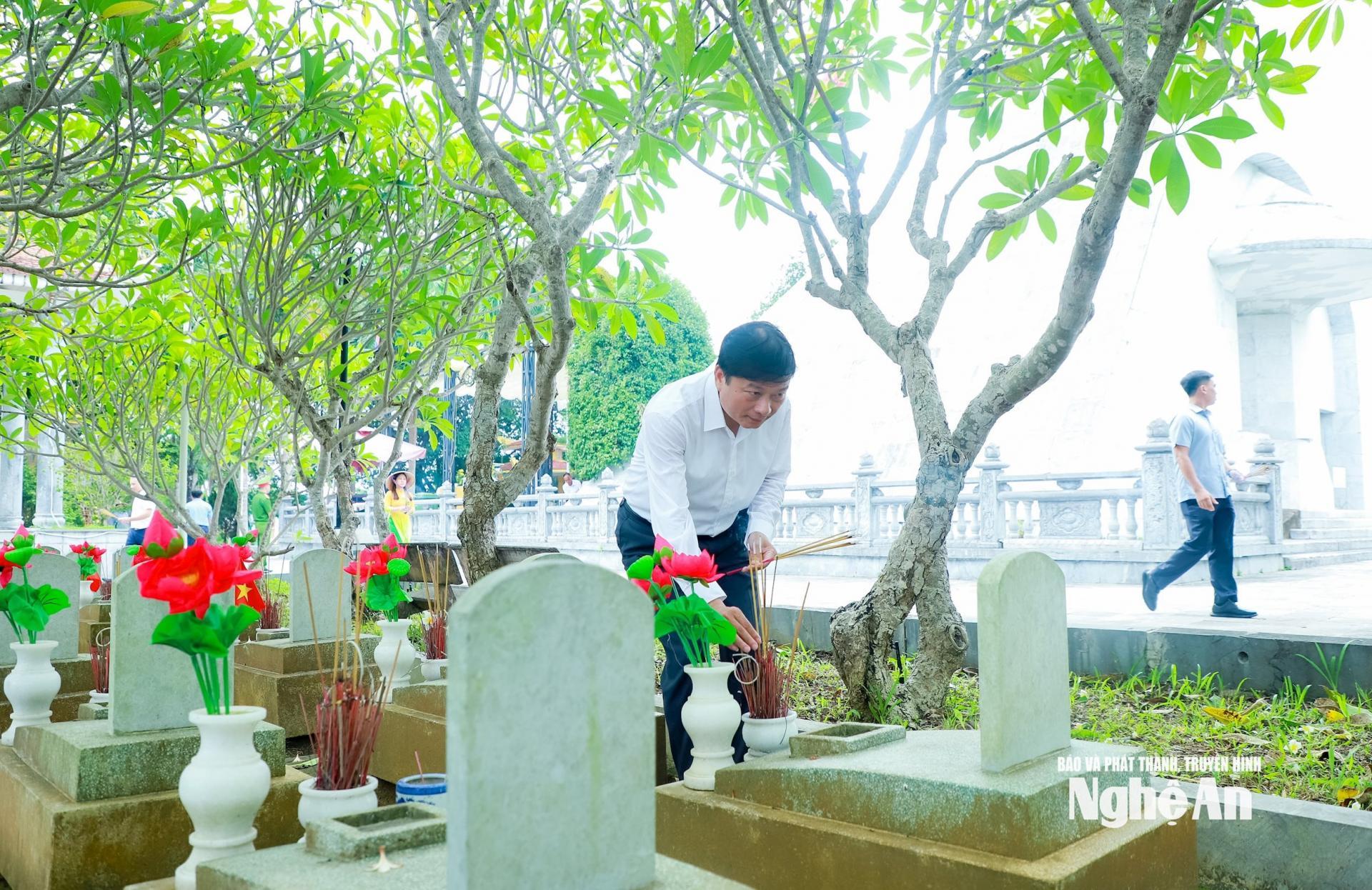Đồng chí Lê Hồng Vinh - Phó Bí thư Tỉnh ủy, Chủ tịch UBND tỉnh Nghệ An thắp hương tại phần mộ các liệt sĩ ở Nghĩa trang liệt sĩ quốc tế Việt - Lào. Ảnh: Thành Duy
