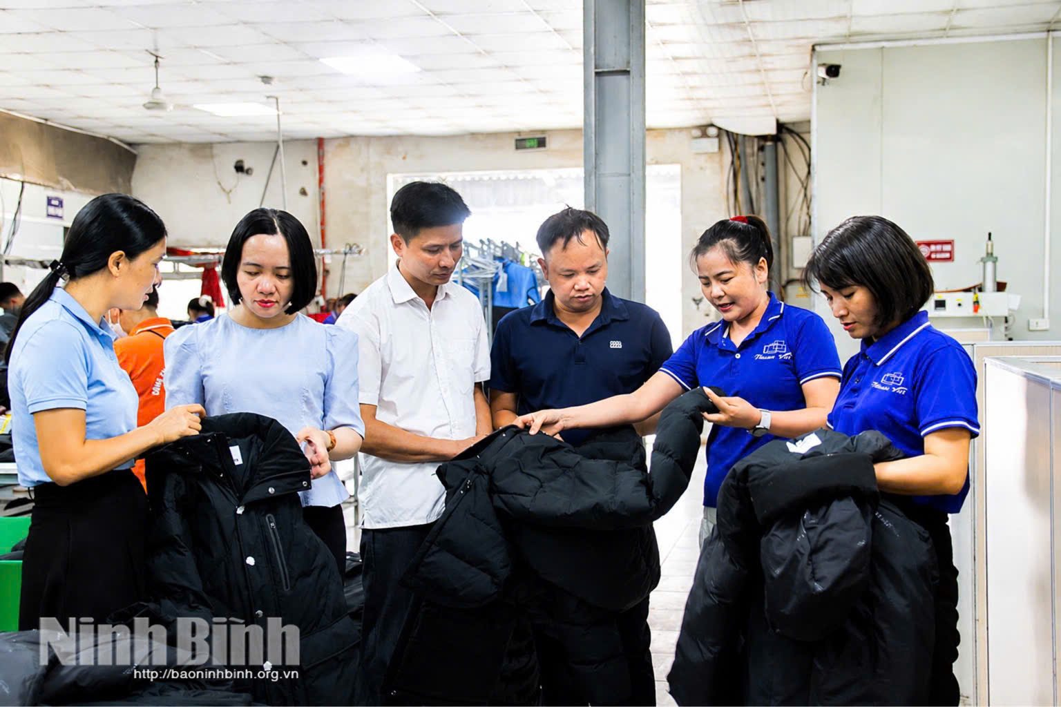 Lãnh đạo Công ty TNHH May Mặc Thuận Việt Nam Định, thôn Trà Bắc, xã Xuân Hưng kiểm tra các sản phẩm thời trang xuất khẩu.