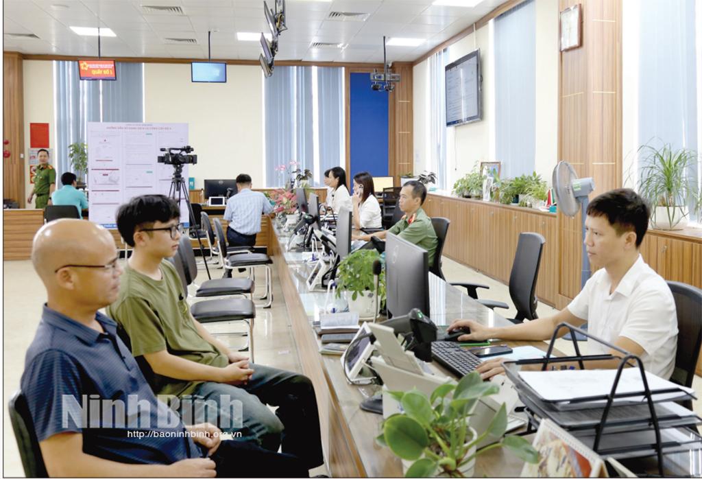 Người dân đến giao dịch hành chính tại Trung tâm Phục vụ hành chính công tỉnh.
