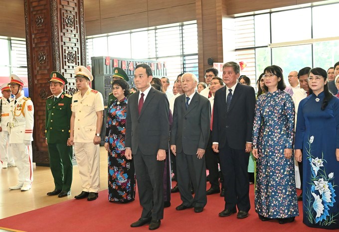 Bí thư Thành ủy TPHCM Trần Lưu Quang cùng đoàn đại biểu dâng hoa, dâng hương tưởng nhớ Chủ tịch Tôn Đức Thắng. (Ảnh: SGGP)