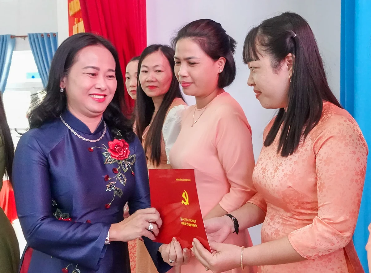 Trường Chính trị TP Cần Thơ bế giảng 6 lớp Trung cấp lý luận chính trị