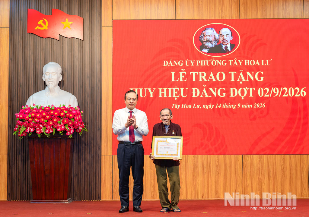 Đồng chí Đặng Thanh Sơn, Ủy viên Ban Thường vụ Tỉnh ủy, Phó Chủ tịch UBND tỉnh trao Huy hiệu 70 năm tuổi Đảng cho đảng viên.