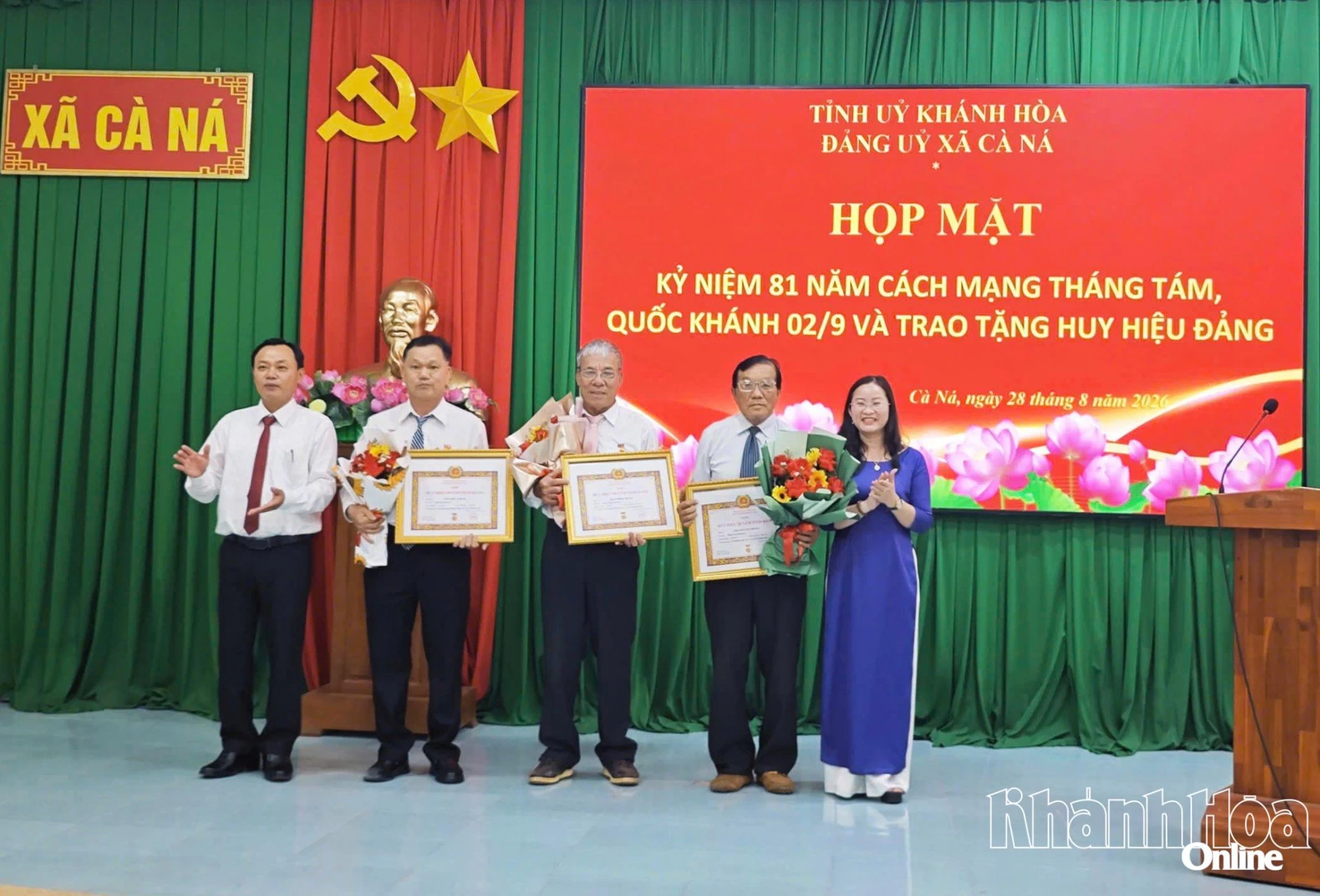 Lãnh đạo xã Cà Ná tặng hoa và trao Huy hiệu 30 năm tuổi đảng cho các đảng viên.