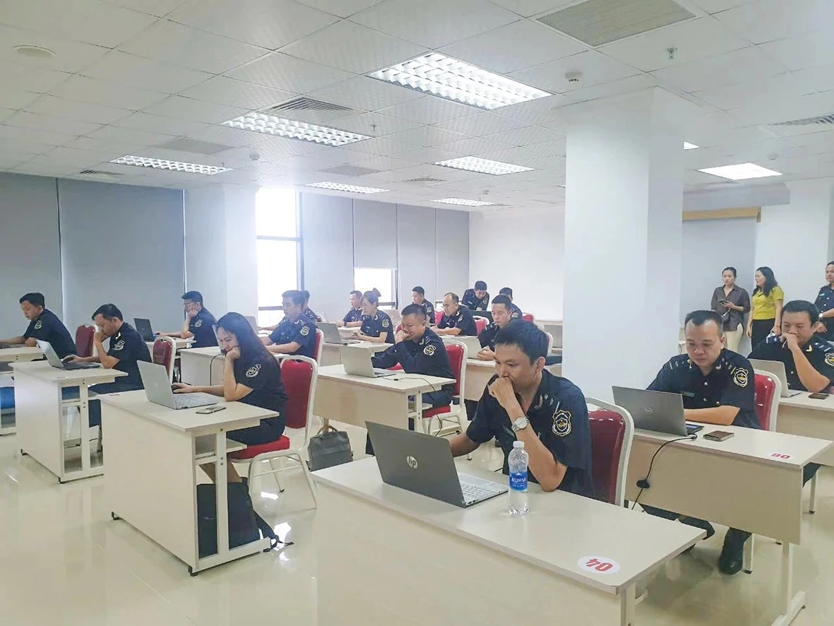 Học viên đối tượng 5 thuộc Đảng bộ Cục Hải quan tỉnh kiểm tra đánh giá kết quả trực tuyến tại hội trường -Ảnh: THU HÀ