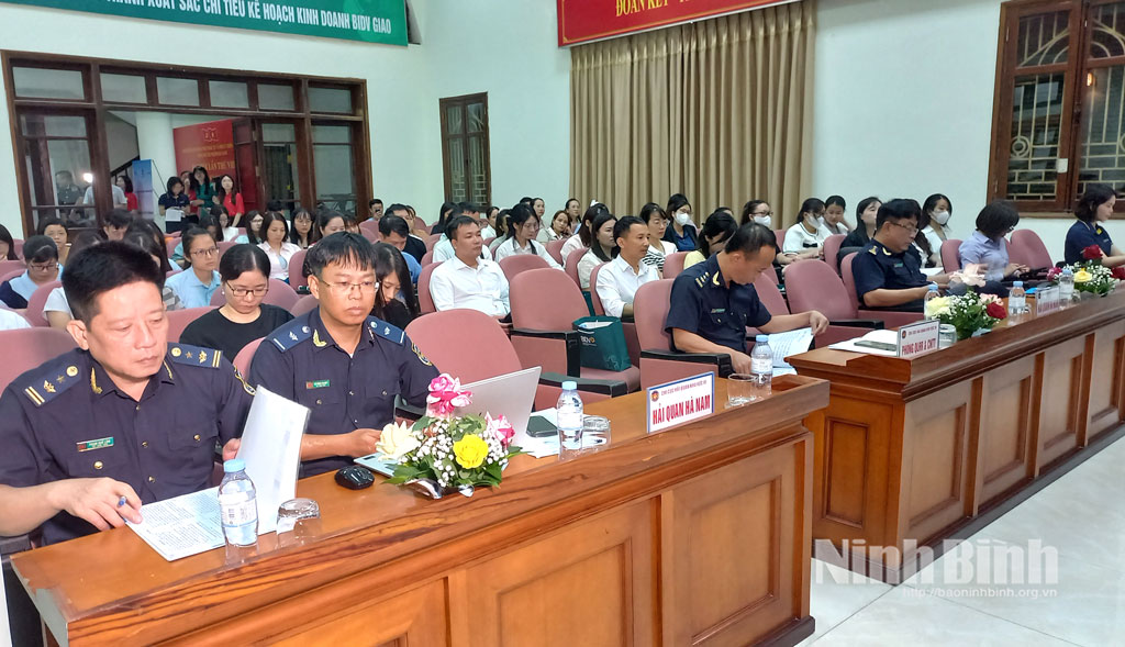 Các đại biểu dự hội nghị.