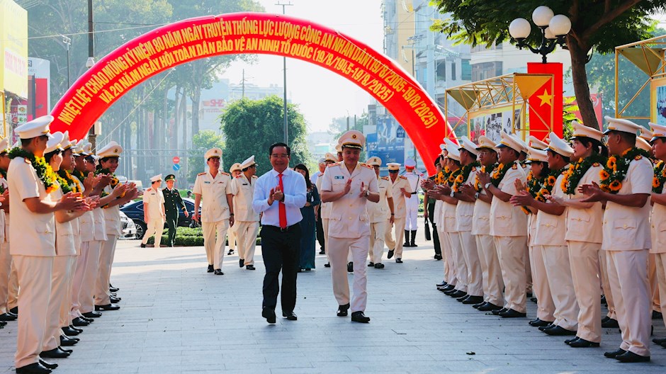 Chủ tịch UBND TPHCM Nguyễn Văn Được; Trung tướng Mai Hoàng, Giám đốc Công an TPHCM và các đại biểu đến dự lễ dâng hoa tại Tượng đài “Công an nhân dân - Vì bình yên cuộc sống”