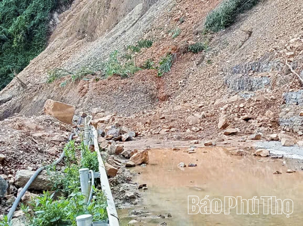 Hơn 1.000 m<sup>3</sup> đất, đá sạt lở xuống tỉnh lộ 433, gần 300 hộ dân thôn Mường Tuổng vẫn bị cô lập