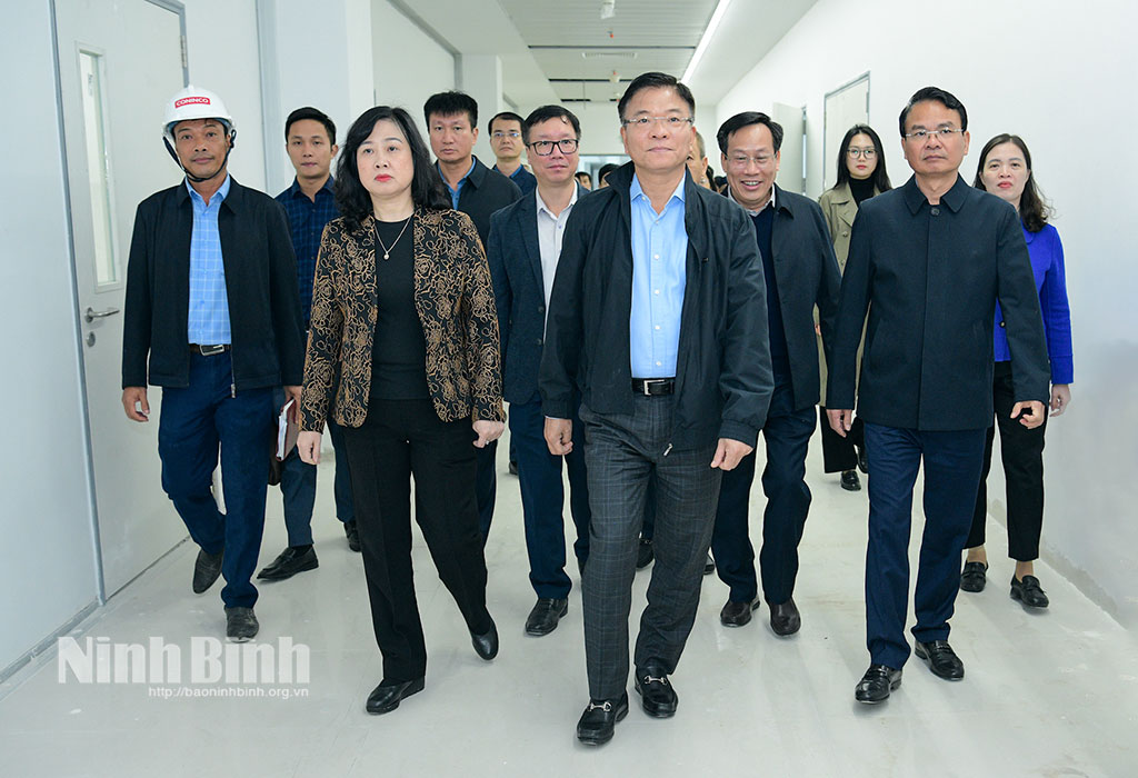 Đồng chí Lê Thành Long, Ủy viên Trung ương Đảng, Phó Thủ tướng Chính phủ và Đoàn công tác kiểm tra tại cơ sở 2, Bệnh viện Hữu nghị Việt Đức.