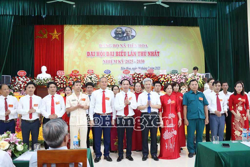 Các đại biểu chụp ảnh lưu niệm với Ban Chấp hành Đảng bộ xã Tiên Hoa nhiệm kỳ 2025 - 2030