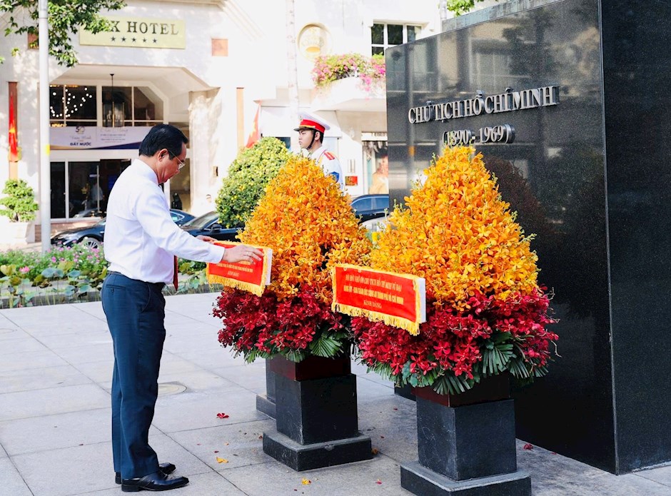 Chủ tịch UBND TPHCM Nguyễn Văn Được dâng hoa