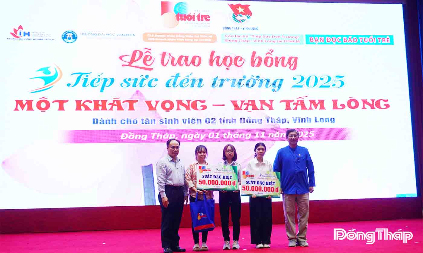 Ban Tổ chức trao 2 suất học bổng đặc biệt trị giá 50 triệu đồng/ 4 năm học cho Trương Huỳnh Giao và Lê Bích Hảo