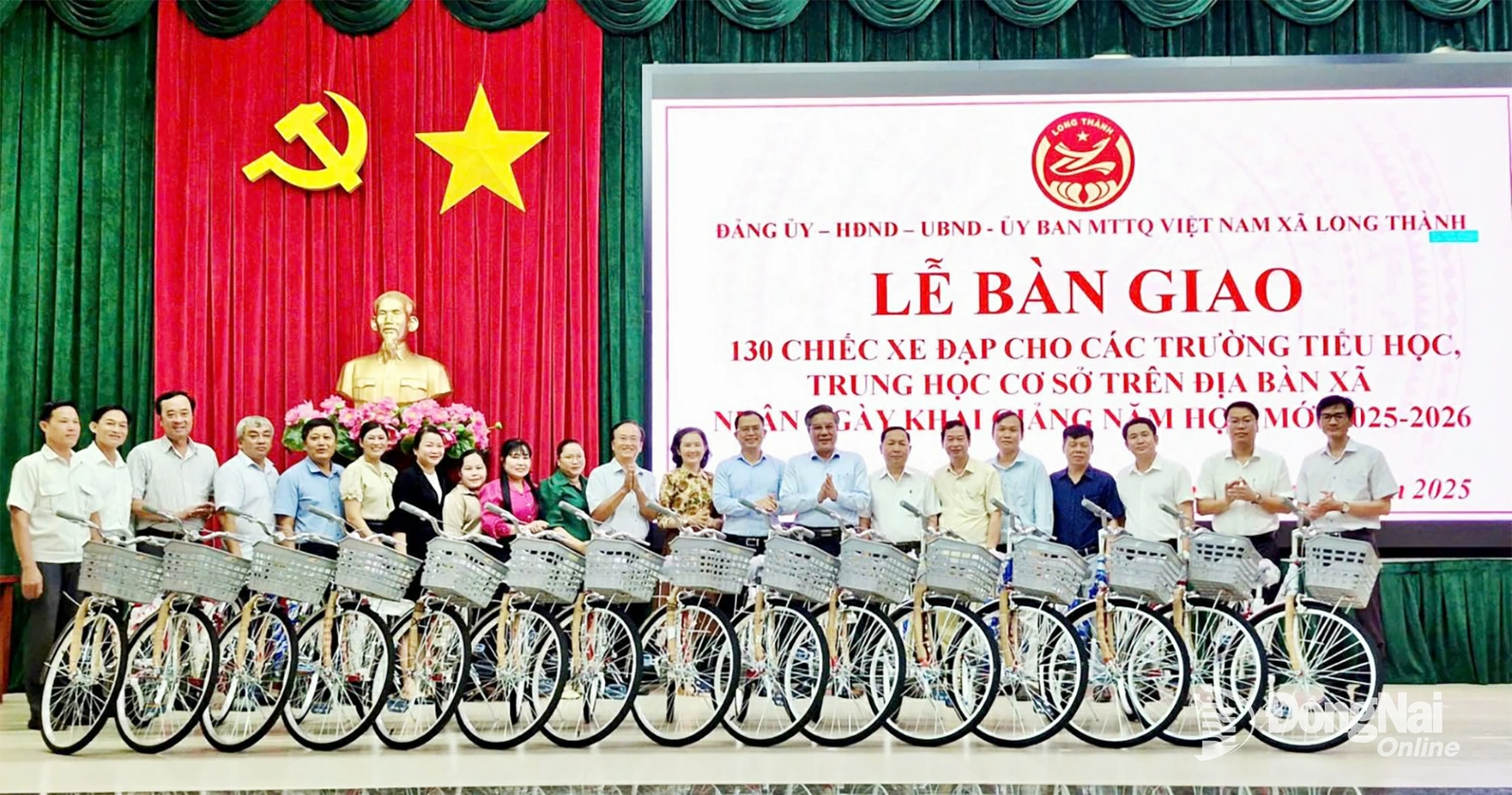 Lãnh đạo địa phương bàn giao đại diện xe đạp cho các nhà trường. Ảnh: Nguyệt Hà