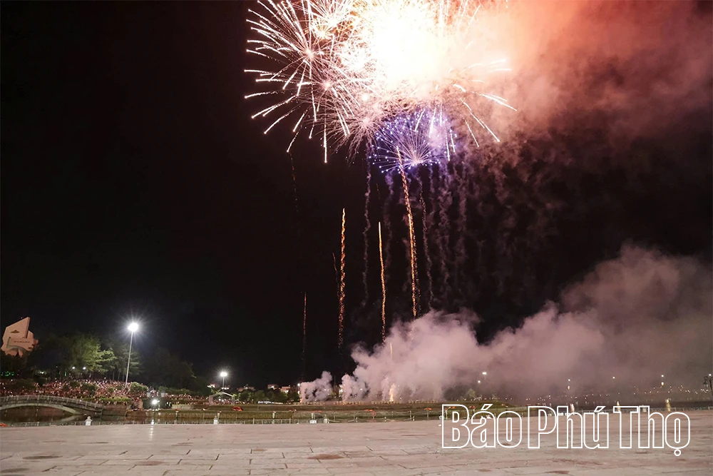 Pháo hoa rực rỡ chào mừng 80 năm Quốc khánh 2/9