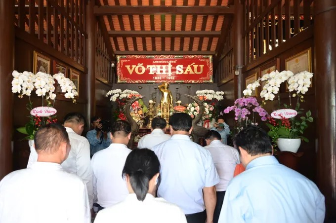 Đoàn đại biểu dành phút mặc niệm. (Ảnh: SGGP)