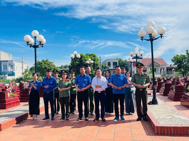 Tuổi trẻ Cơ quan tham mưu, giúp việc của Đảng ủy Chính phủ tri ân gia đình có công với cách mạng- Ảnh 3.