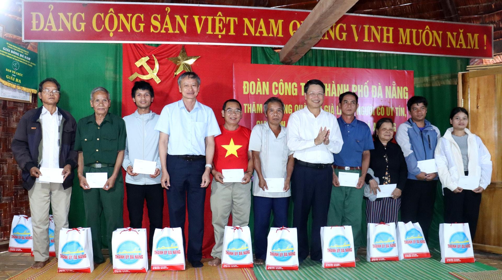 Đoàn công tác Thành ủy Đà Nẵng thăm và tặng quà cho già làng, người có uy tín, gia đình chính sách, hộ nghèo thôn Ta Lang, xã Avương