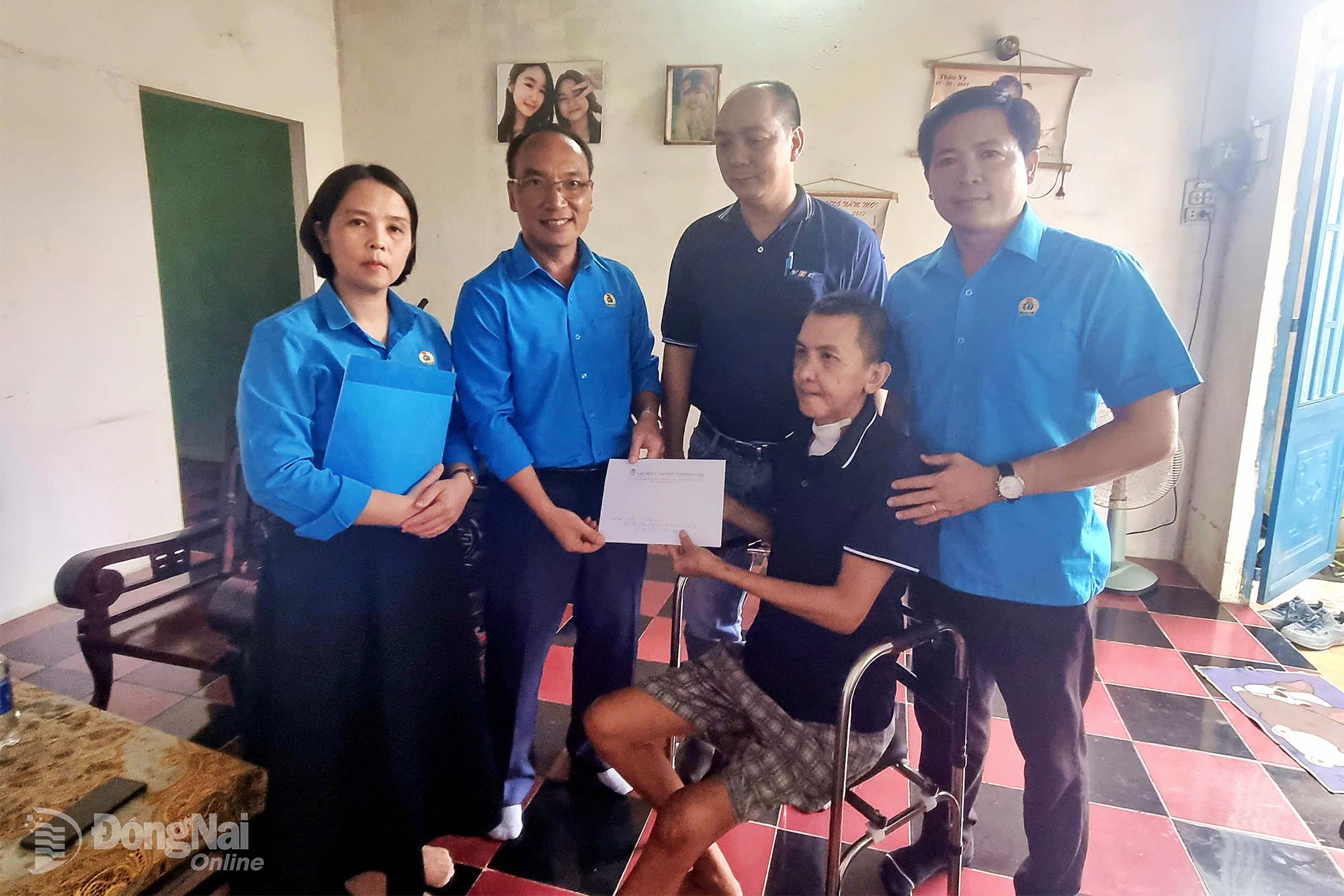 Phó Chủ tịch Liên đoàn Lao động tỉnh Nguyễn Đức Thắng cùng các cán bộ Công đoàn động viên sức khỏe và trao hỗ trợ anh Võ Tấn Lộc. Ảnh: Thảo My