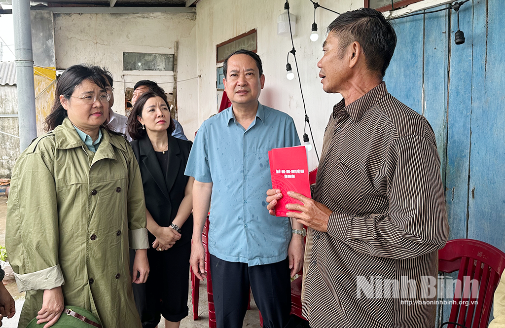 Các đồng chí lãnh đạo tỉnh thăm hỏi, chia buồn với gia đình chị Nguyễn Thị Kiều (xã Hải Thịnh).