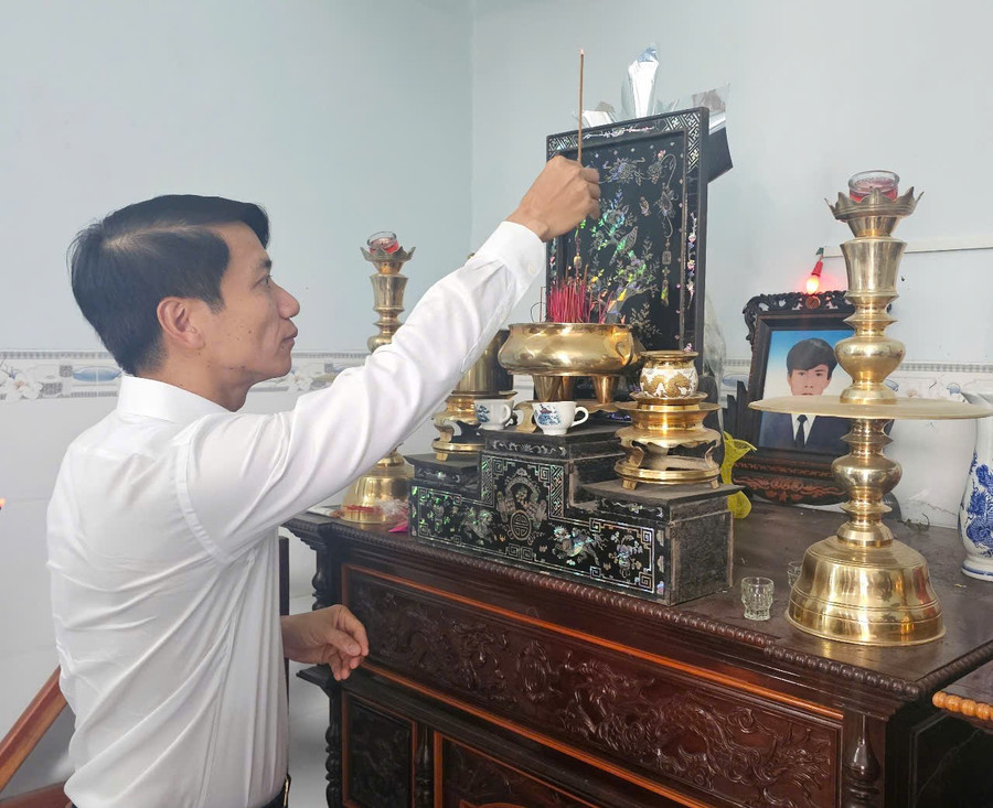 Phó Bí thư Tỉnh ủy Nguyễn Ngọc Lương thắp hương tưởng nhớ liệt sĩ Đoàn Sĩ Đức (phường Bình Định). Ảnh: Đức Hải 22-3.jpg