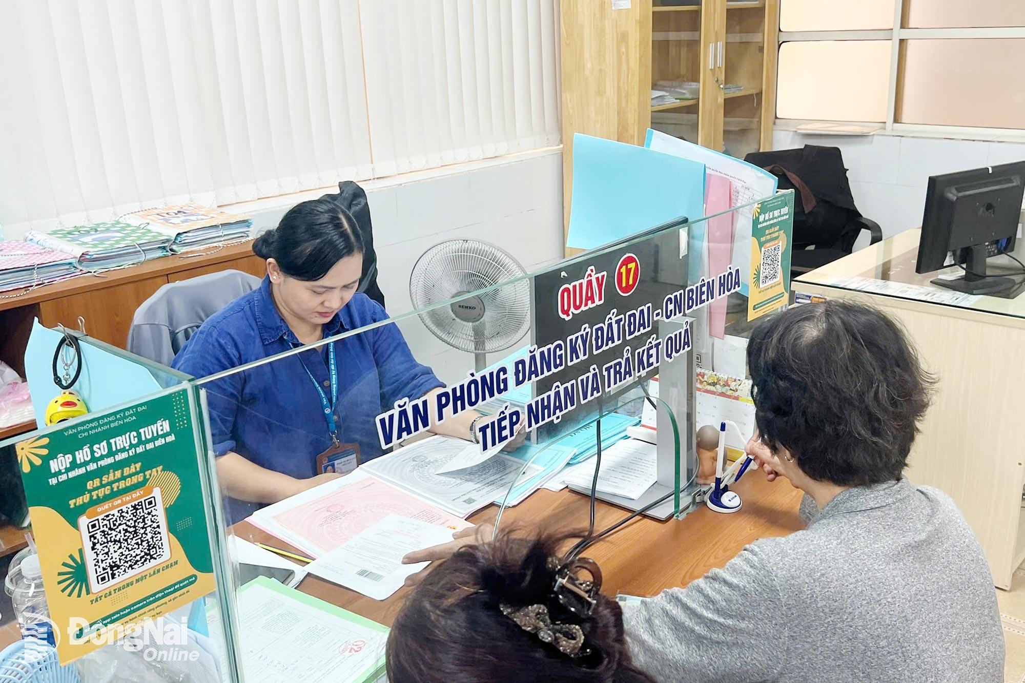 Người dân làm thủ tục đất đai tại Trung tâm Phục vụ hành chính công phường Trấn Biên.