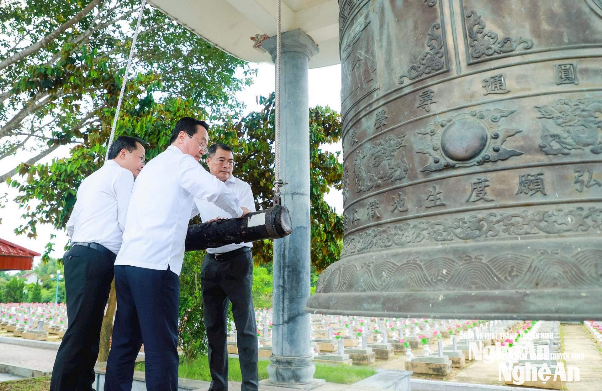 Đồng chí Lê Minh Hưng và các đồng chí: Bí thư Tỉnh ủy Nghệ An Nguyễn Đức Trung, Bí thư Tỉnh ủy Hà Tĩnh Nguyễn Duy Lâm thỉnh chuông tại tháp chuông Nghĩa trang liệt sĩ quốc tế Việt - Lào. Ảnh: Thành Duy