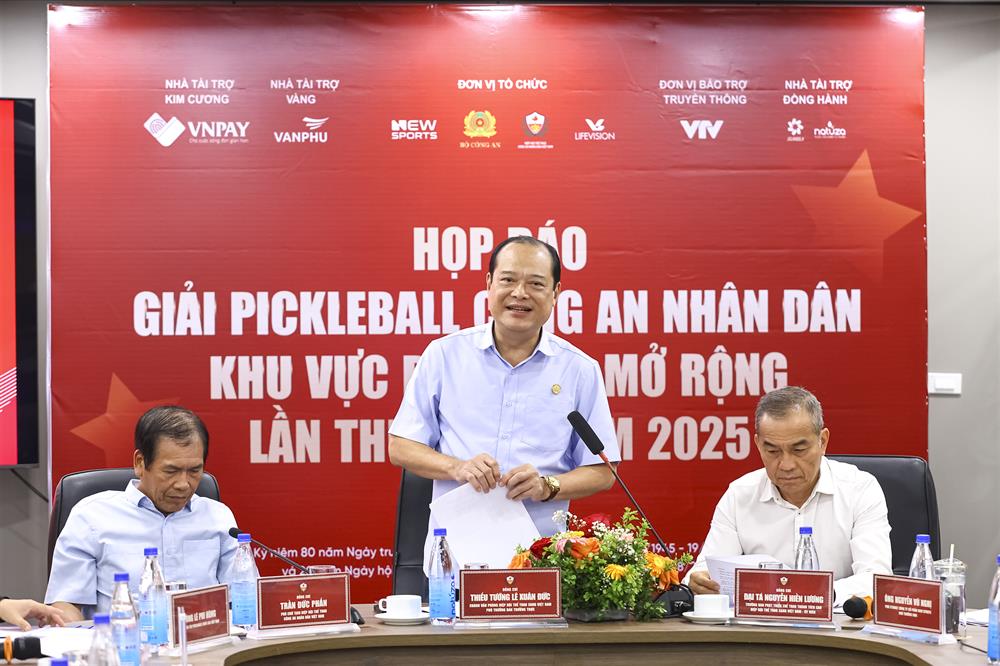 Thiếu tướng Lê Xuân Đức, Chánh Văn phòng Hiệp hội Thể thao CAND phát biểu tại họp báo.