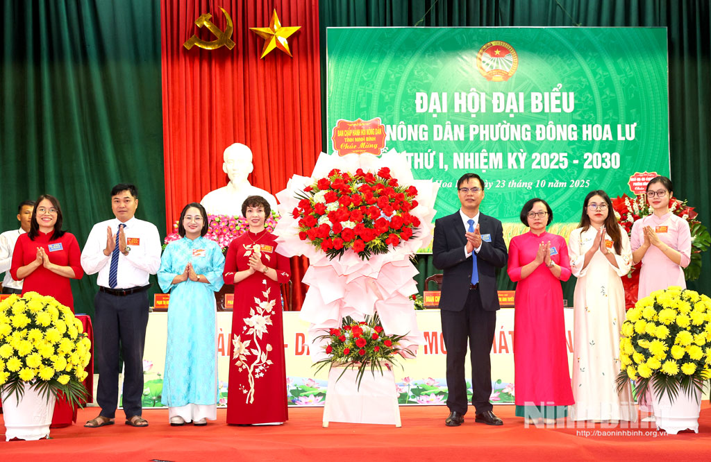 Lãnh đạo Hội Nông dân tỉnh tặng hoa chúc mừng Đại hội.