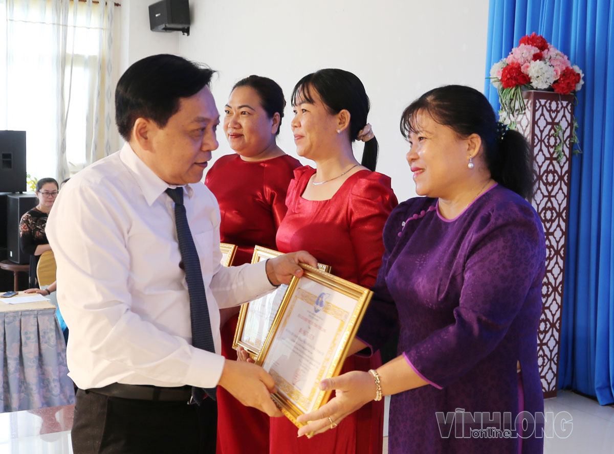 Đồng chí Trương Thành Dãnh khen thưởng các mô hình tiêu biểu 5 năm học tập và làm theo tư tưởng, đạo đức, phong cách Hồ Chí Minh.