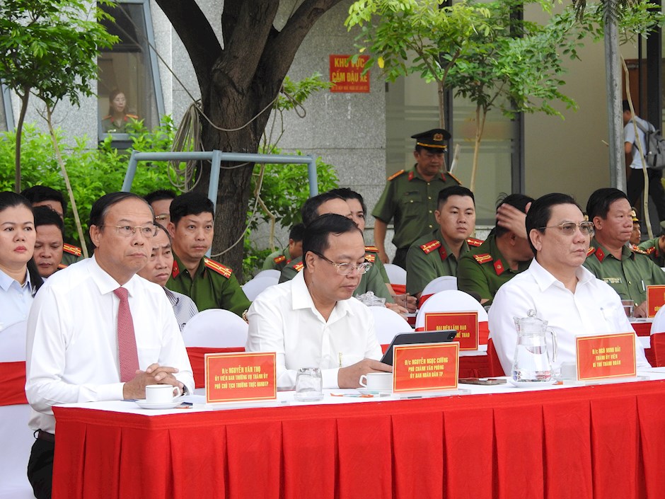 Các đồng chí lãnh đạo, đại biểu tham dự lễ ra quân