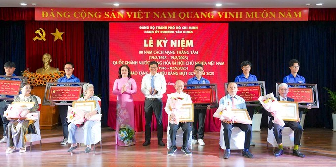 Các đồng chí đảng viên nhận Huy hiệu 50 năm tuổi Đảng