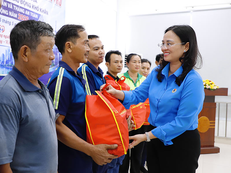 Lãnh đạo LĐLĐ TP Cần Thơ thăm, tặng quà người lao động Công ty TNHH Giấy Lee & Man Việt Nam