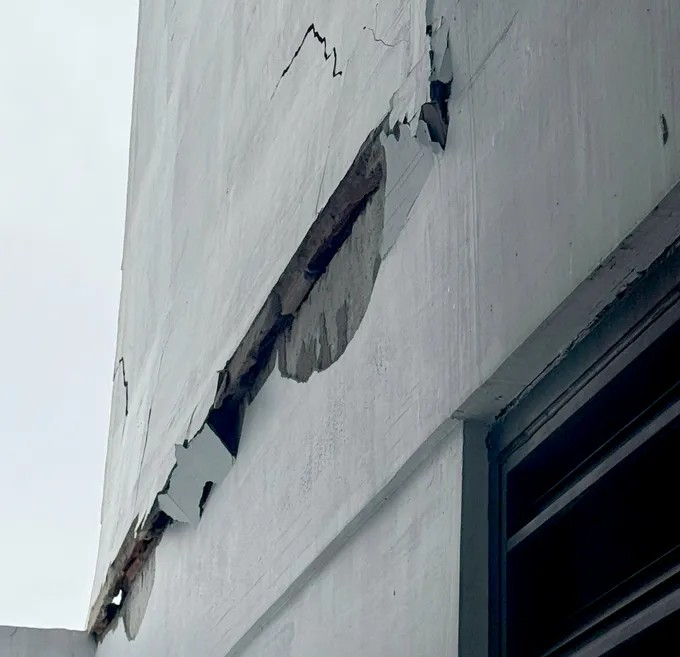 Vết nứt lớn dài khoảng 6m từ tầng 16 chung cư Lapen. (Ảnh: SGGP)