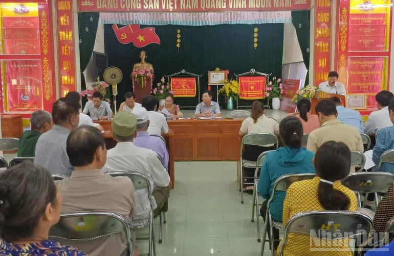 Buổi đối thoại giữa lãnh đạo xã Bình Định với khoảng 30 hộ dân liên quan việc mở rộng đường, phát triển kinh tế-xã hội trên địa bàn. ndo_br_download.jpg