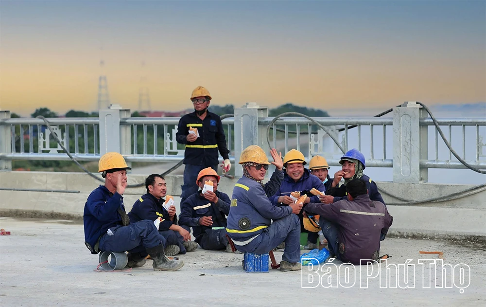 “Đếm ngược” về ngày thông xe cầu Phong Châu