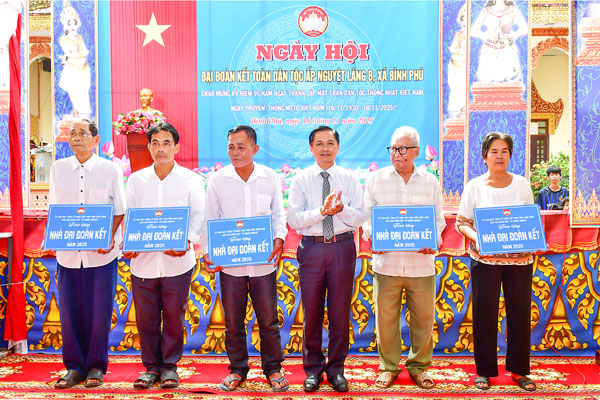 Bí thư Tỉnh ủy- Trần Văn Lâu trao tặng nhà đại đoàn kết cho các hộ dân xã Bình Phú. Ảnh: BÁ THI