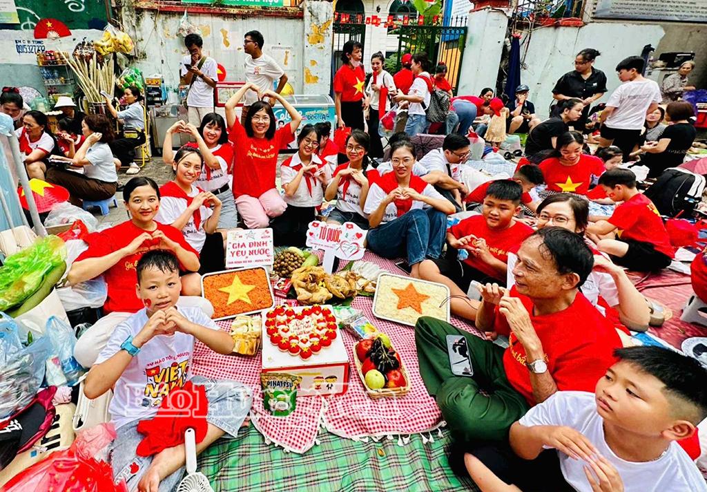 Đại gia đình ở xã Triệu Việt Vương tổ chức về Thủ đô Hà Nội xem buổi tổng duyệt diễu binh, diễu hành A80 trước lễ Quốc khánh 2/9.