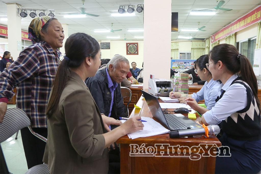 Người dân xã Bình Định nhận tiền hỗ trợ chi trả bồi thường giải phóng mặt bằng giai đoạn 1, Dự án xây dựng và kinh doanh hạ tầng cụm công nghiệp Cồn Nhất.